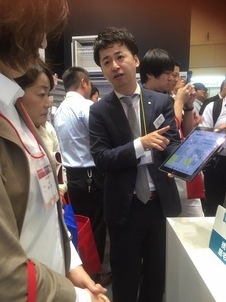 展示会場で説明を聞いています 『ふむふむ、なるほど』