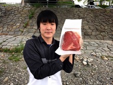 １．５ｋｇももも肉。顔より大きい！