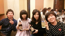 新入社員の澤本さん、大塚さん(左から2、3人目)