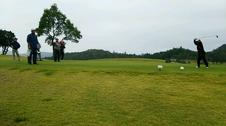 1組目1番手 M田さん 皆が見守る中のティーショット
