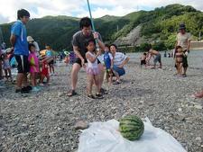 子供たちはスイカ割り