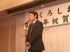 10年を振り返るスピーチで、おいおい泣きながら語るK添副社長。